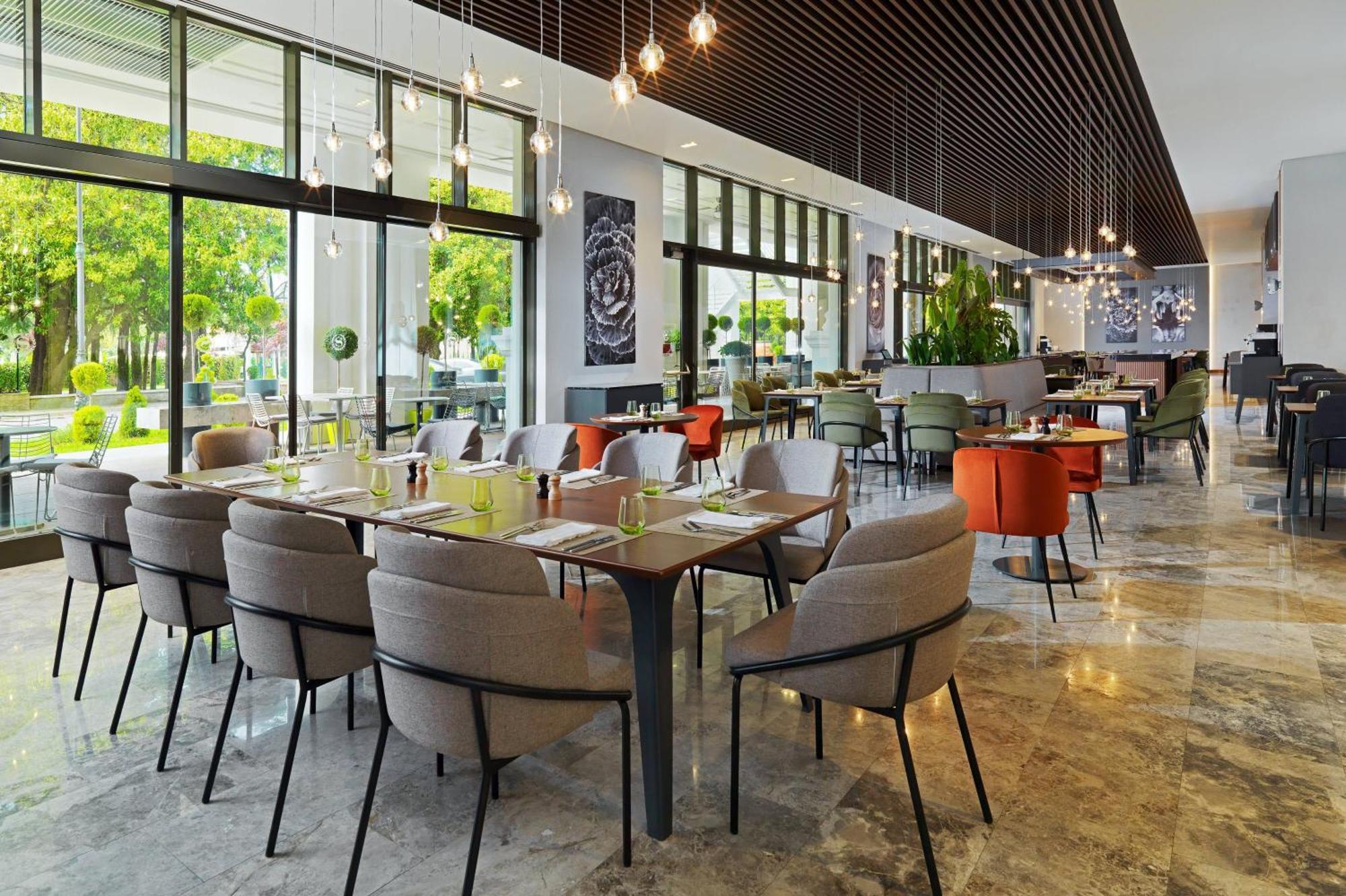 Sheraton Batumi Hotel Exterior photo The restaurant