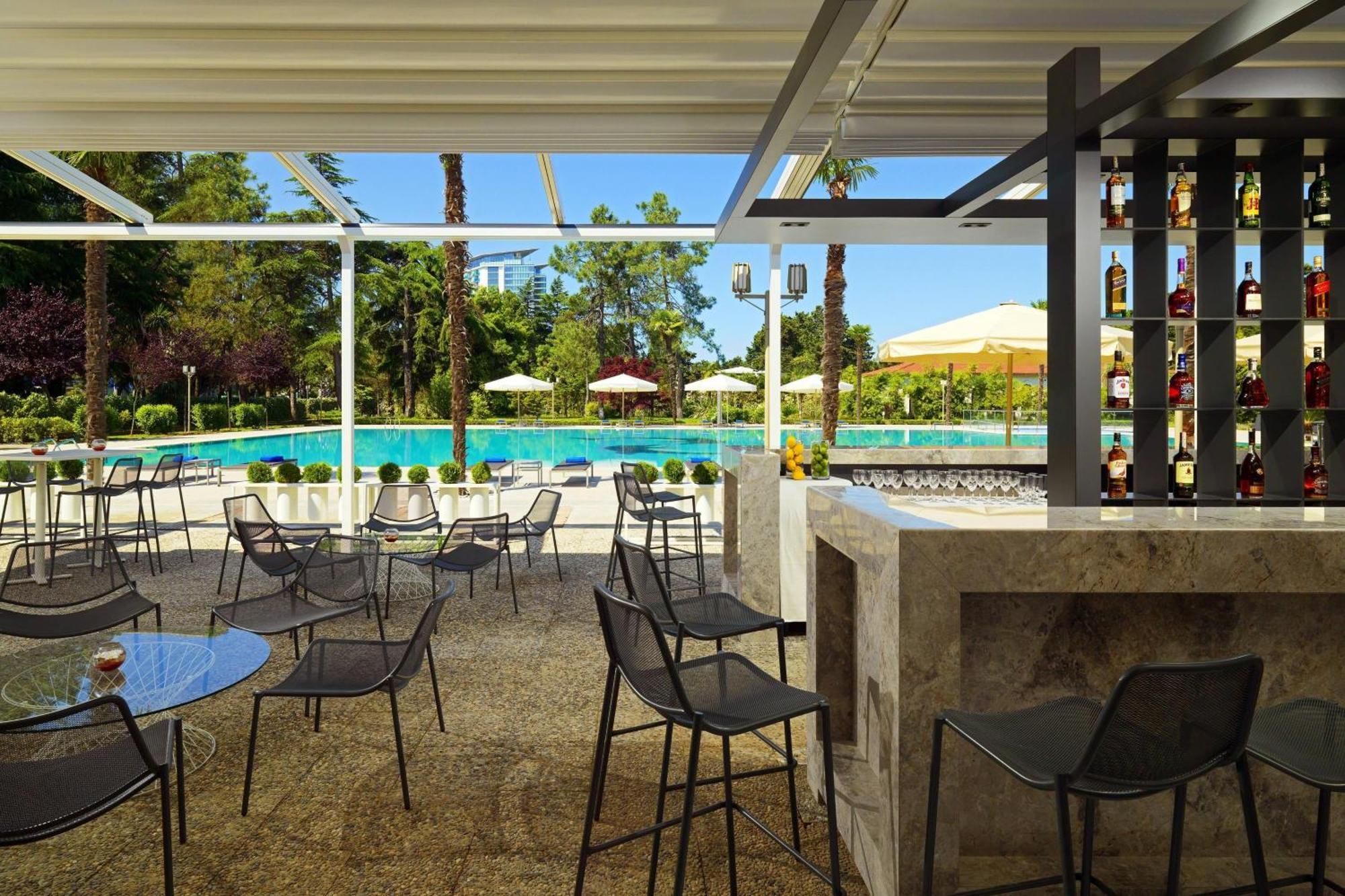 Sheraton Batumi Hotel Exterior photo Pool bar