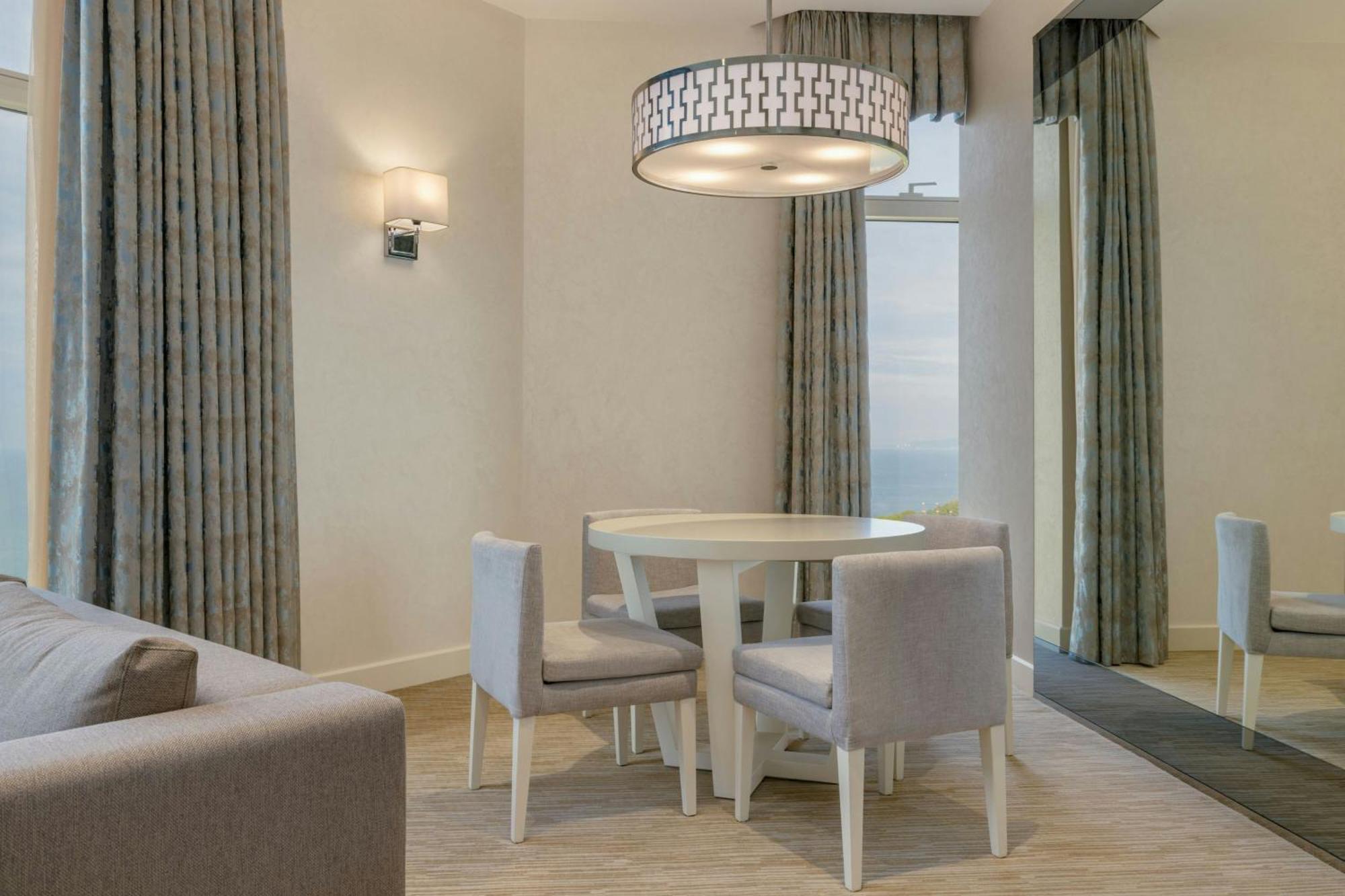 Sheraton Batumi Hotel Exterior photo A dining room